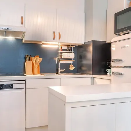 Apartment B At C - A Trendy Flat With A Vintage Feel, Outdoor Swimming Pool And Lateral Sea View!