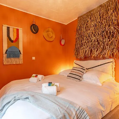 Apartment B At C - A Trendy Flat With A Vintage Feel, Outdoor Swimming Pool And Lateral Sea View!